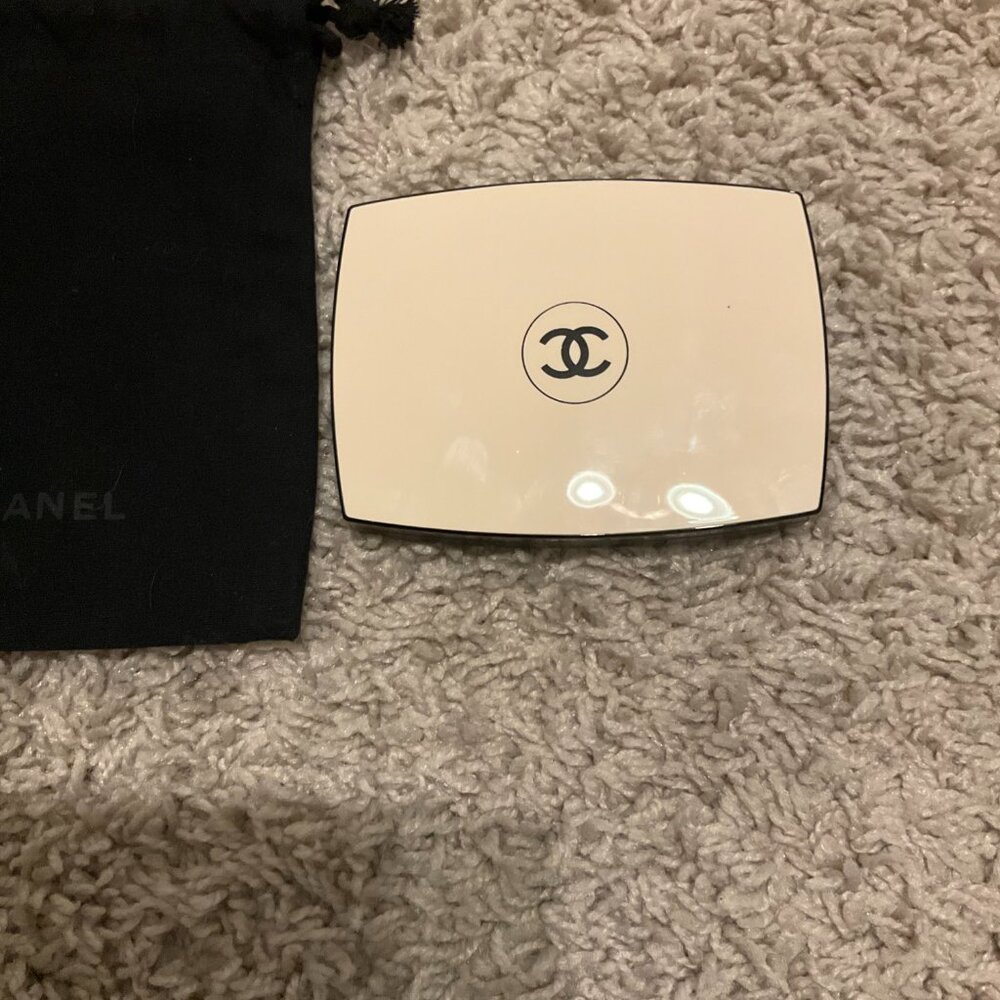 CHANEL Les Beiges Natural Eyeshadow Collection Indispensables Palette - Picture 3 of 5
